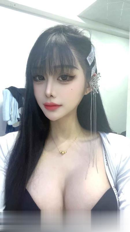 大眼睛大胸妹梦梦