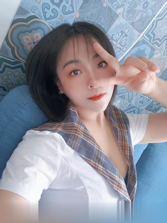 齐肩短发小姐姐