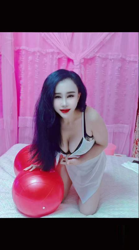 大屁股丝袜美女