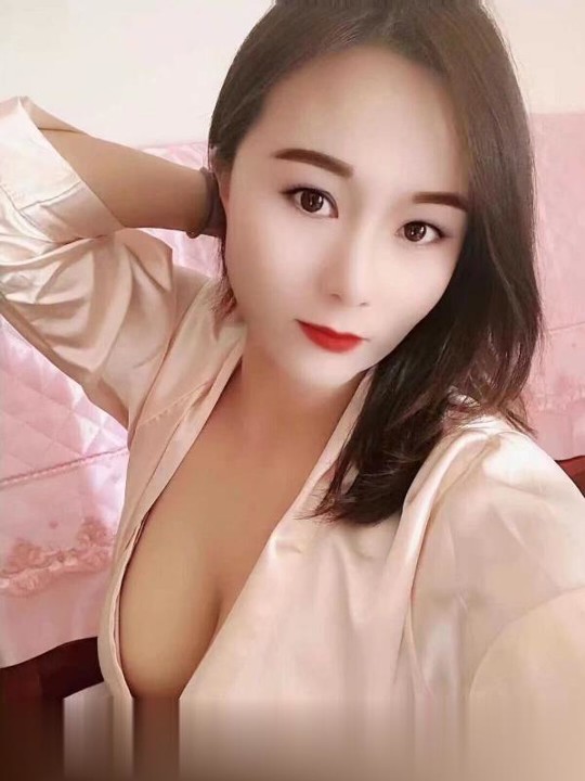 舌吻风骚丰满少妇