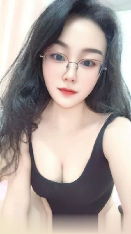 浦东连体衣眼镜女