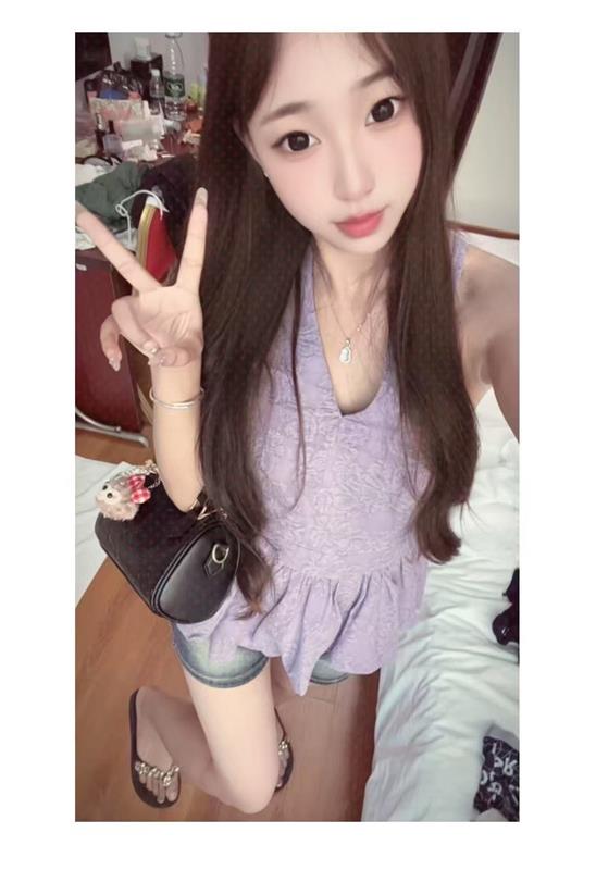 性感文静大胸小姐姐