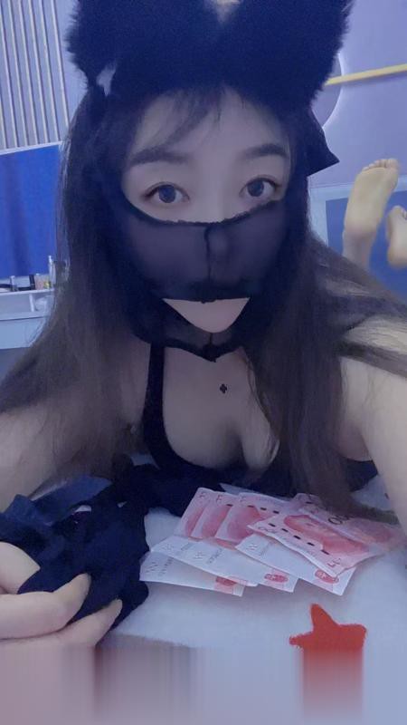 胸大臀圆美少妇