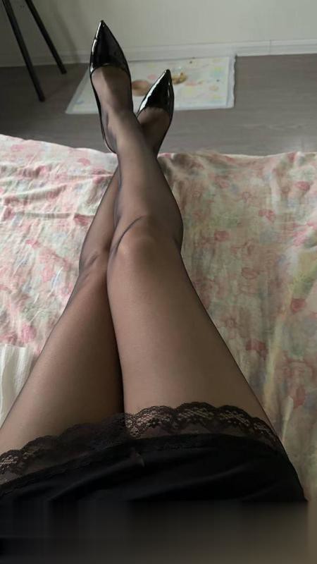 黑丝吊带大长腿会夹