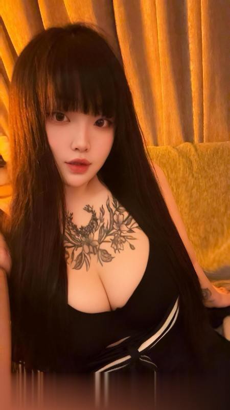 前凸后翘嫩妹珊珊