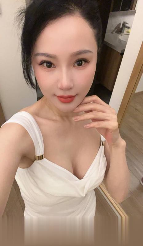 气质肤白貌美桃子