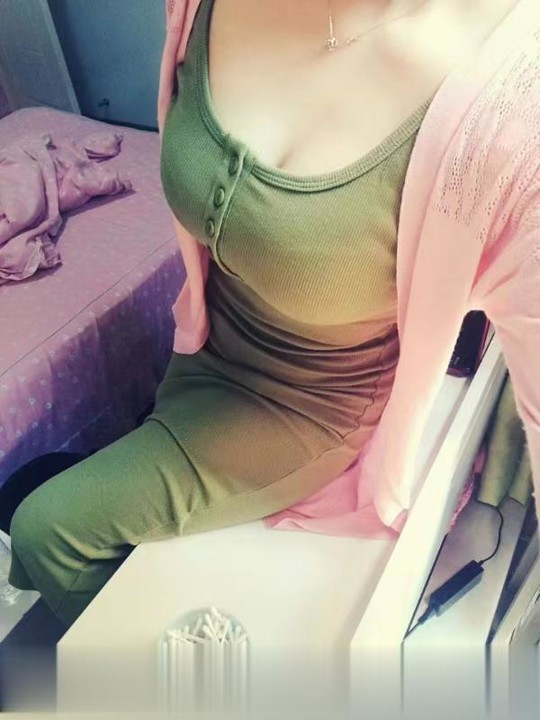 酷似明星柳岩大胸美女