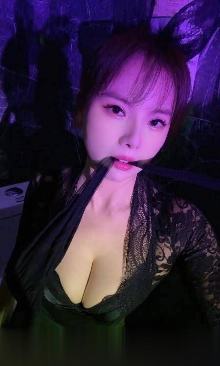 短发性感丰满妹妹