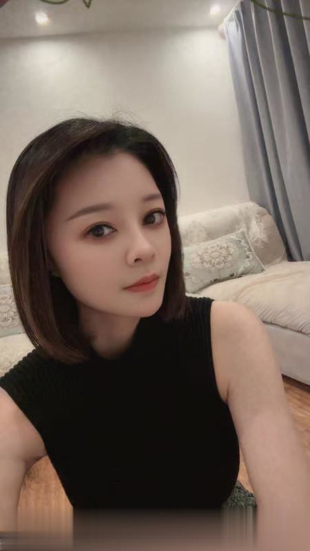 短发大奶御姐
