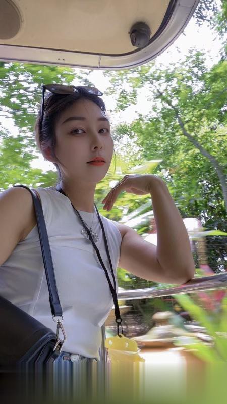年轻苗条少妇
