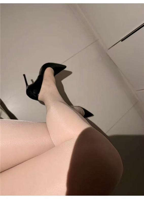 长沙高铁站柔韧喷水少妇